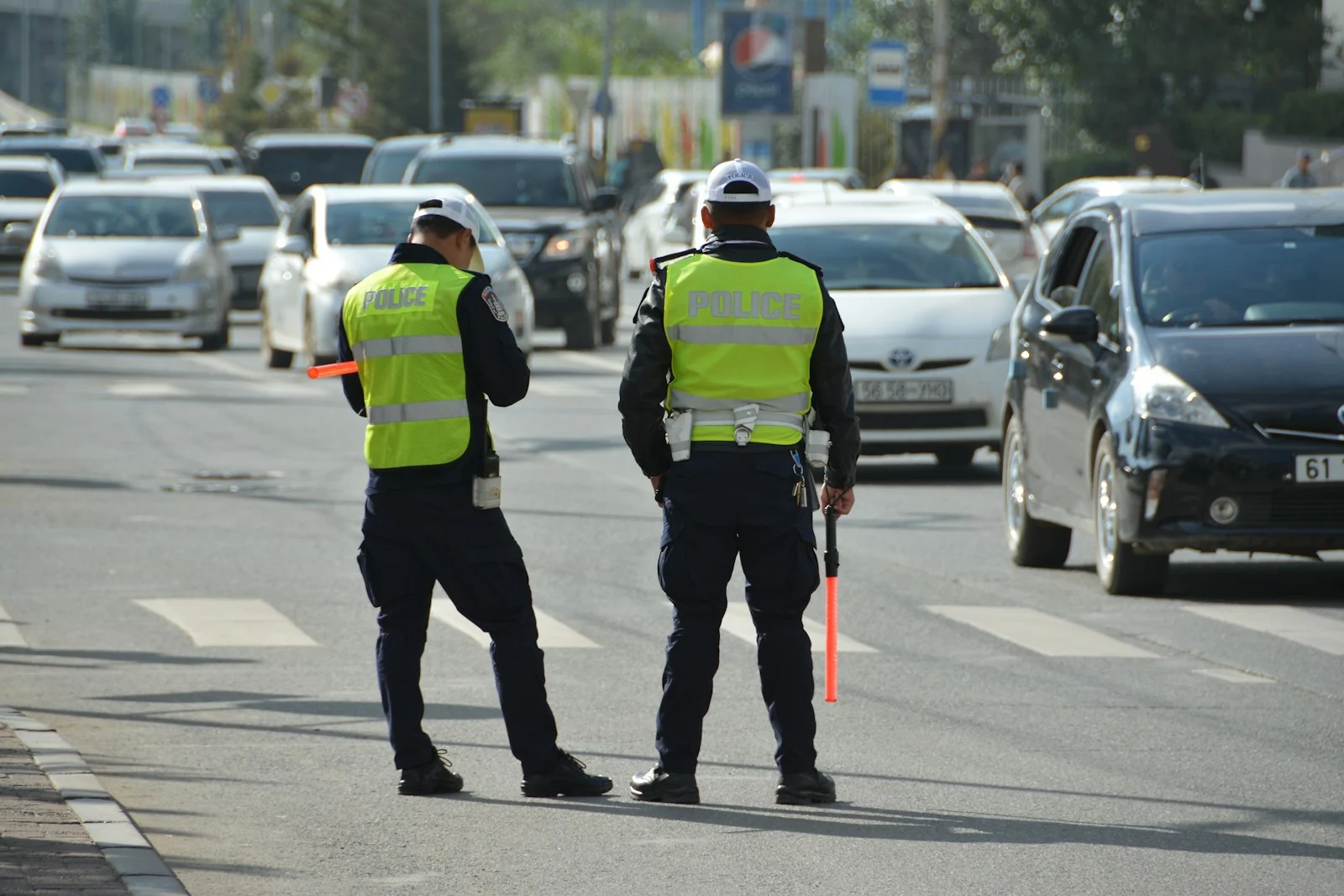 穿着执勤外套和反光背心的警务人员